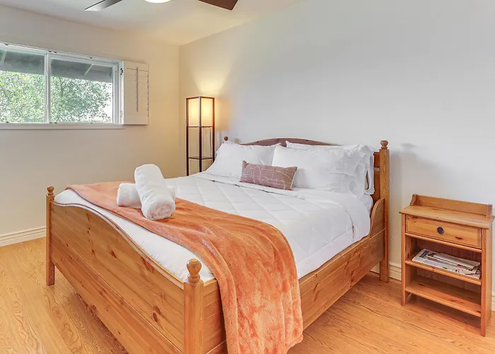 3 Mi To Dtwn Shops & Eats: W/ Pool! Holiday home