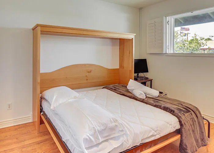 3 Mi To Dtwn Shops & Eats: W/ Pool! Holiday home