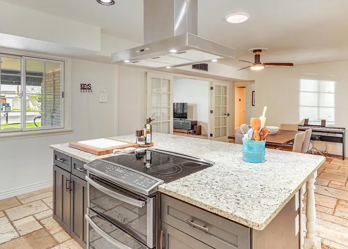 Holiday home 3 Mi To Dtwn Shops & Eats: W/ Pool!