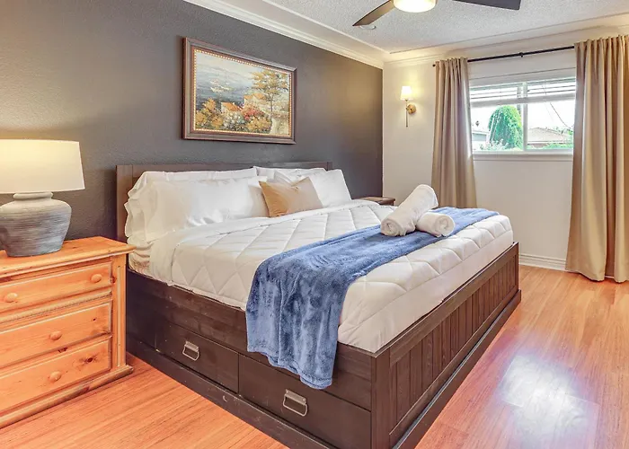Holiday home 3 Mi To Dtwn Shops & Eats: W/ Pool!