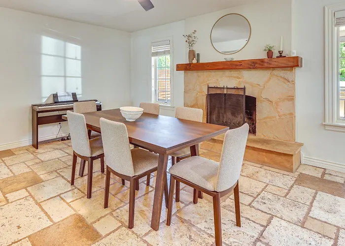 3 Mi To Dtwn Shops & Eats: W/ Pool! Holiday home *