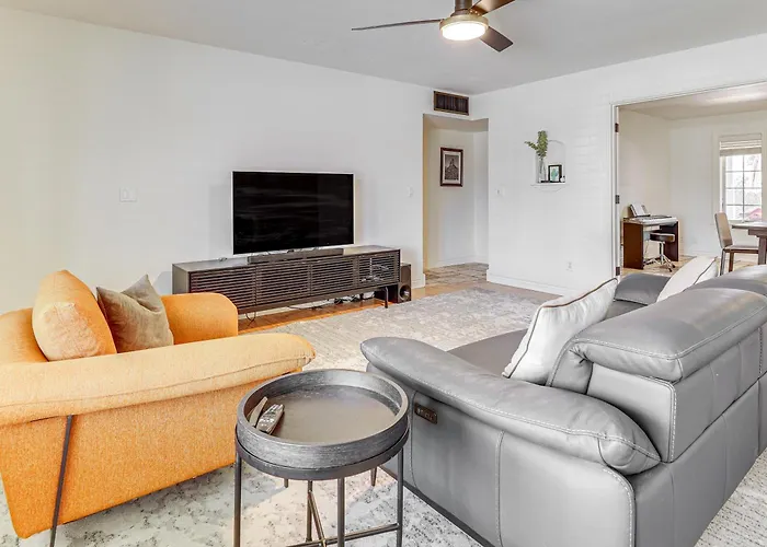 3 Mi To Dtwn Shops & Eats: W/ Pool! Holiday home