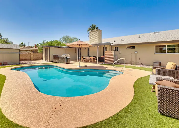 3 Mi To Dtwn Shops & Eats: W/ Pool! Holiday home